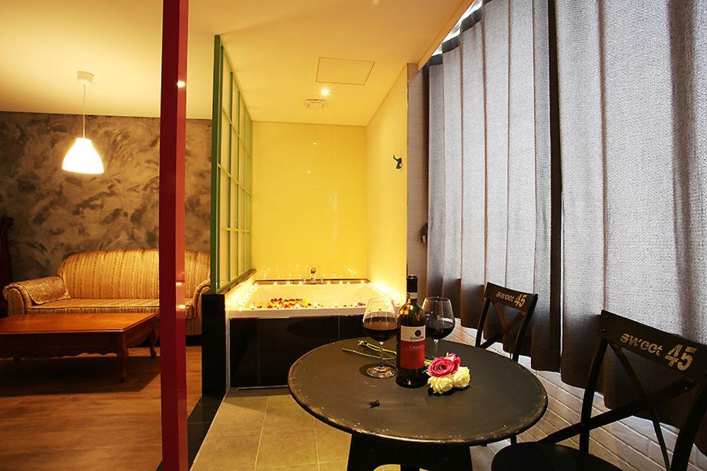 K City Hotel Seoul Bagian luar foto