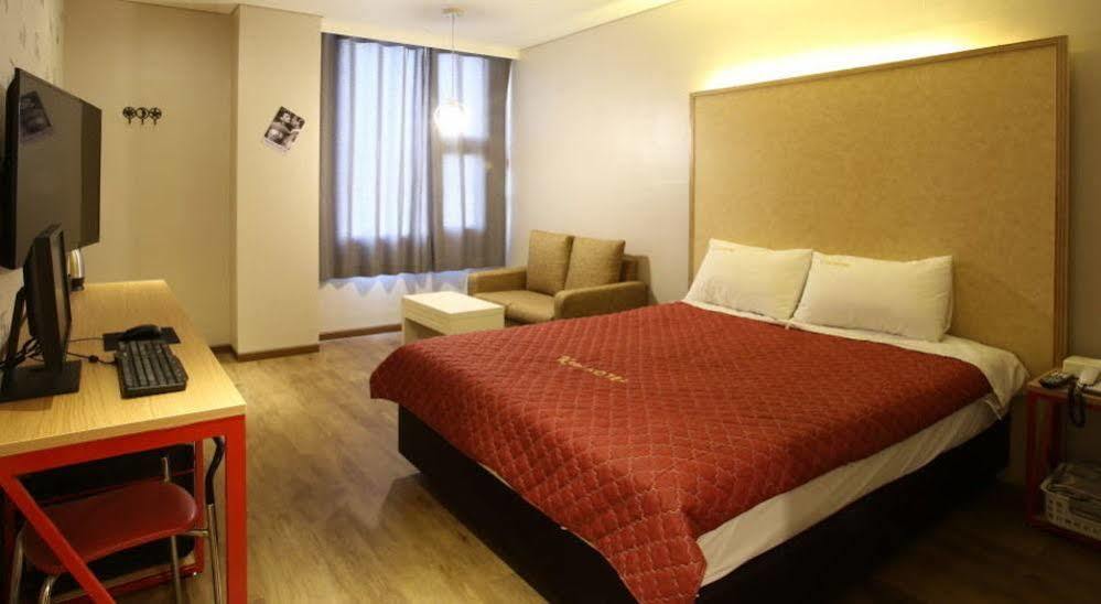K City Hotel Seoul Bagian luar foto